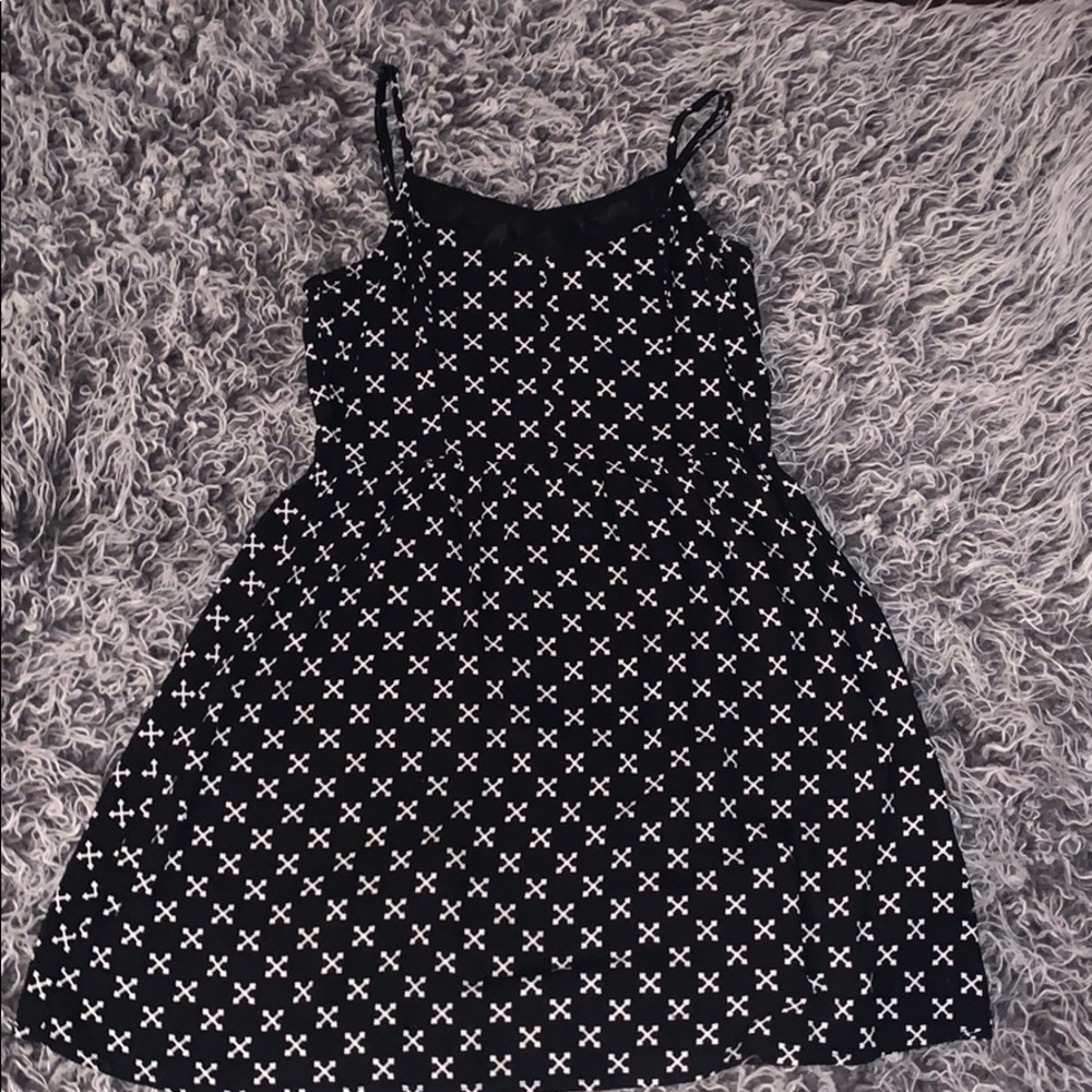 Black h&m dress with white plus crosses 🖤🤍